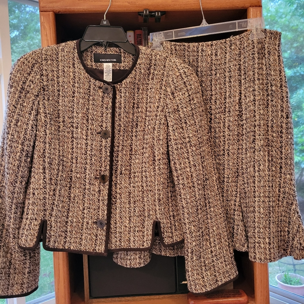 Skirt and jacket suit